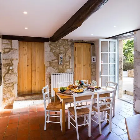 Montagnac-sur-auvignon Sleeps 10 فيلة