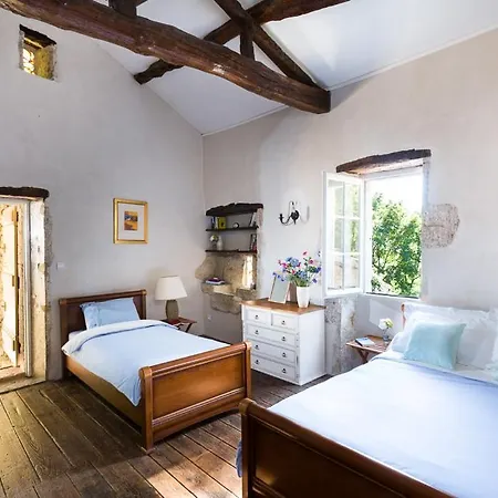 Montagnac-sur-auvignon Sleeps 10 *