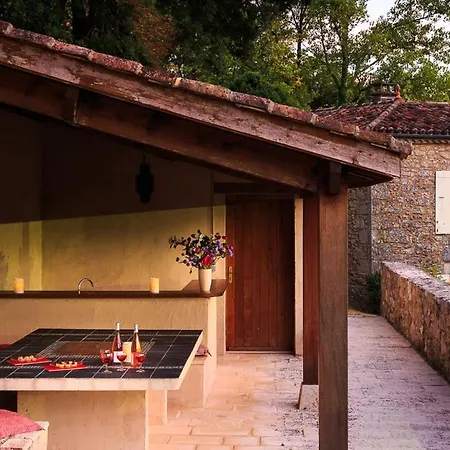 Montagnac-sur-auvignon Sleeps 10 *